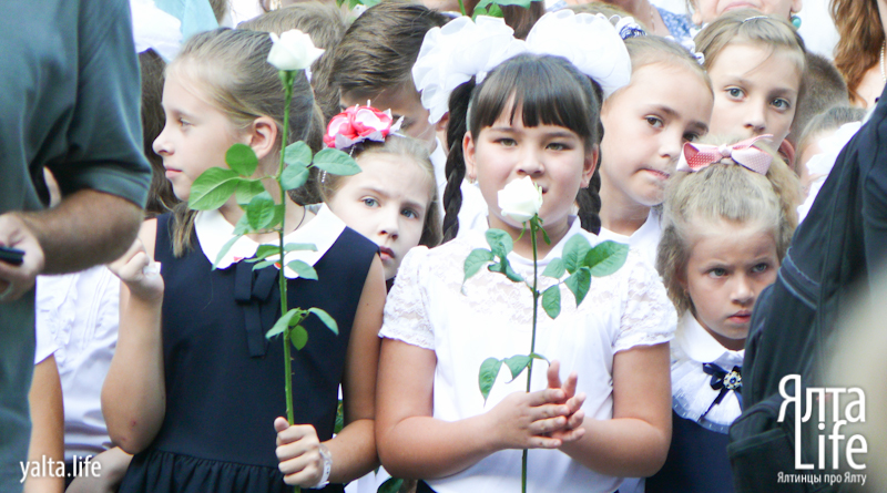 Электронный журнал 2 школа ялта. Школа 14 Ялта. Первый звонок 12 школа Ялта 2018 год. Первый звонок Ялта школа 9. Светлана школьник Ялта.